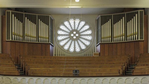 Pipe organ and rose window